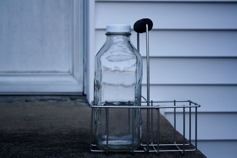 https://www.bucket-outlet.com/pics/Half-Gallon-Glass-Milk-Bottle-and-Carrier-Large.jpg