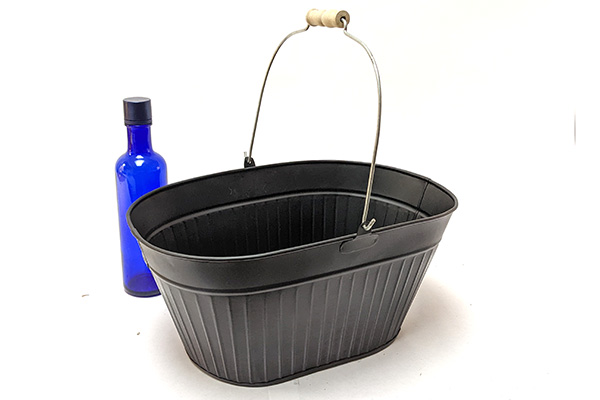 Brushed Black Ribbed Tin Oval Tub with Wood Handle
