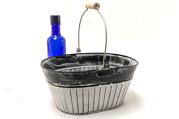 https://www.bucket-outlet.com/pics/OvalTubs/Vintage-Black-White-Ribbed-Tin-Oval-Tub-with-Wood-Handle.jpg