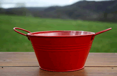 red tin tub