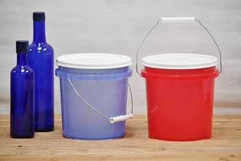 1 Gallon Plastic Bucket with lid
