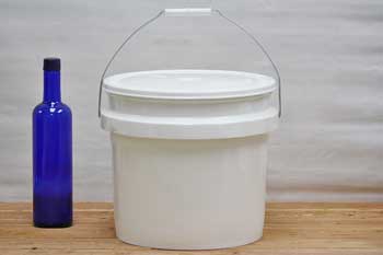 3.5 Gallon Plastic Bucket With Lid