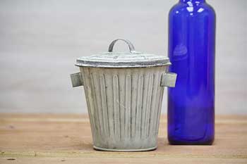 Tiny Trash Can With Lid